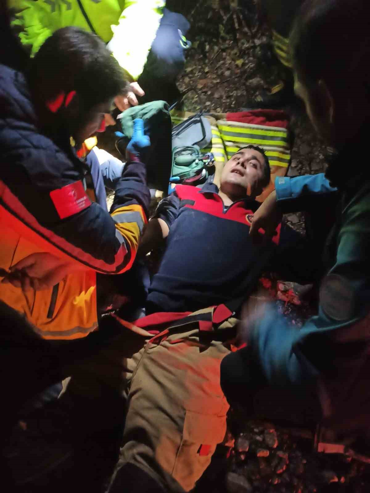 Hatay&rsquo;da dereye u&ccedil;an operat&ouml;r&uuml; kurtaran 4 itfaiye personeli zehirlendi
