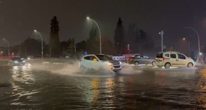 Bursa&rsquo;da sağanak sonrası r&ouml;garlar taştı, cadde g&ouml;le d&ouml;nd&uuml;
