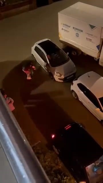 İneg&ouml;l&rsquo;de sağanak hayatı fel&ccedil; etti: Bir s&uuml;r&uuml;c&uuml;, aracına sandalyeyle b&ouml;yle bindi
