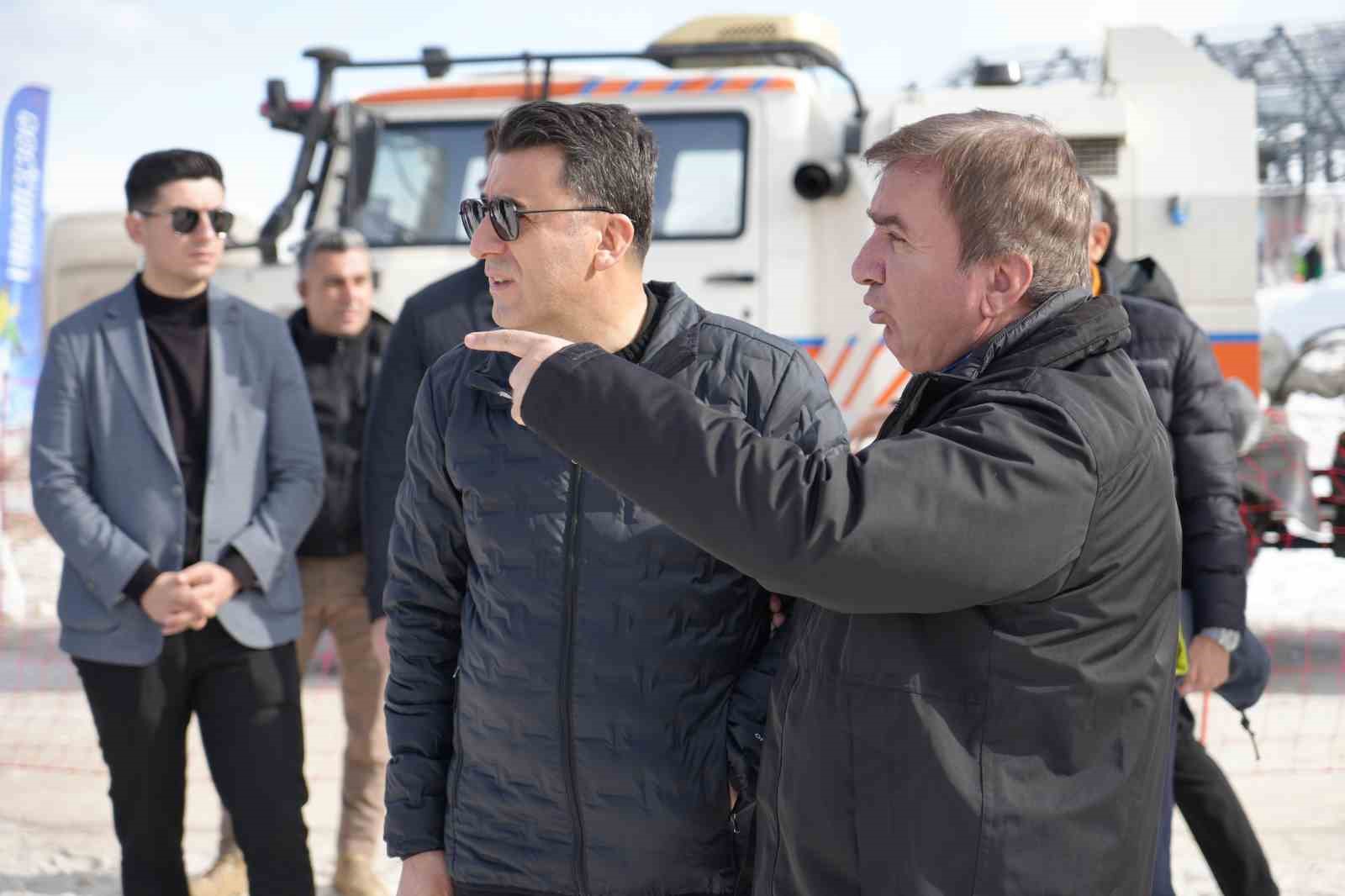 Tunceli ve Erzincan turizmine milat olacak yol i&ccedil;in iki vali el sıkıştı
