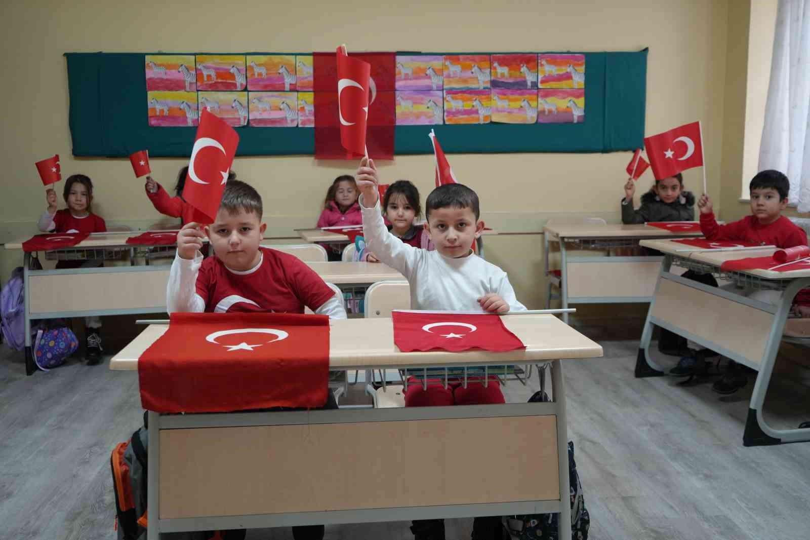 Bayburt&rsquo;ta 14 bin 319 &ouml;ğrenci &lsquo;Bayrak Sevgisi&rsquo; temasıyla ikinci d&ouml;neme başladı
