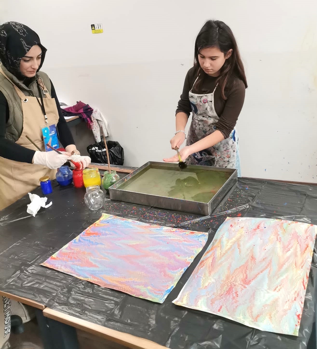 Anne ve &ccedil;ocuklar birlikte &uuml;retti
