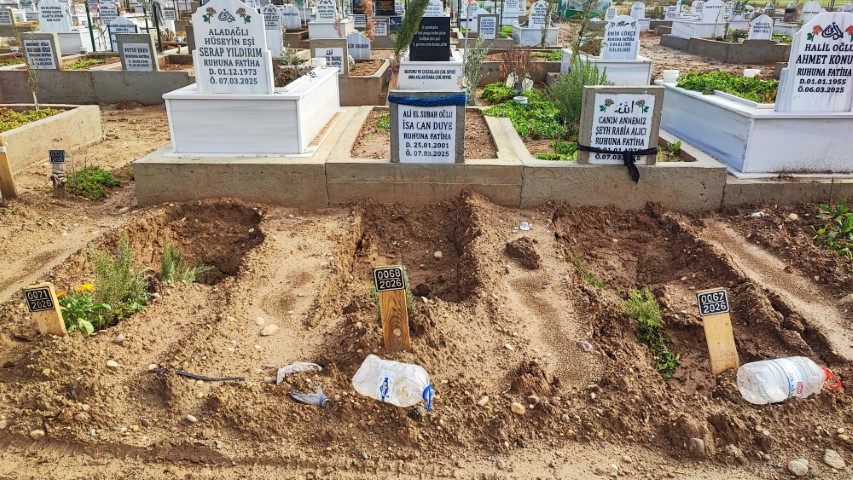 Mezarlar selde &ccedil;&ouml;kt&uuml; aileler isyan etti