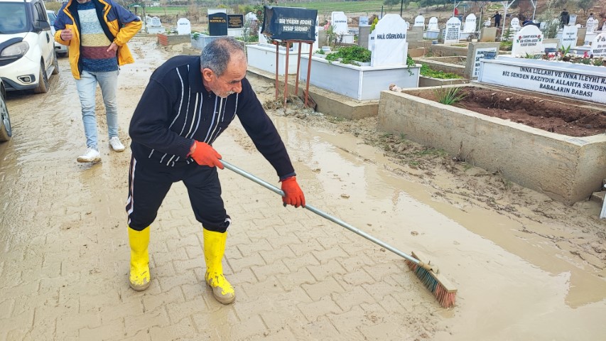 Mezarlar selde &ccedil;&ouml;kt&uuml; aileler isyan etti
