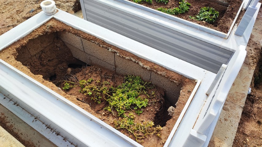 Mezarlar selde &ccedil;&ouml;kt&uuml; aileler isyan etti