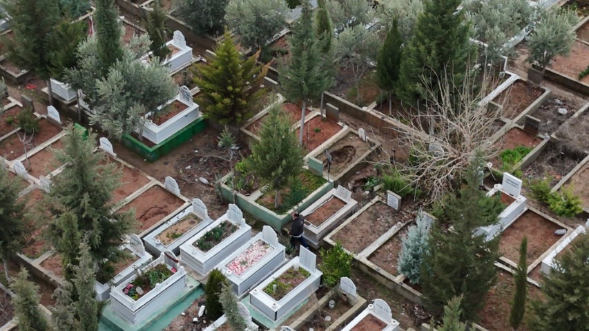 Mezarlar selde &ccedil;&ouml;kt&uuml; aileler isyan etti