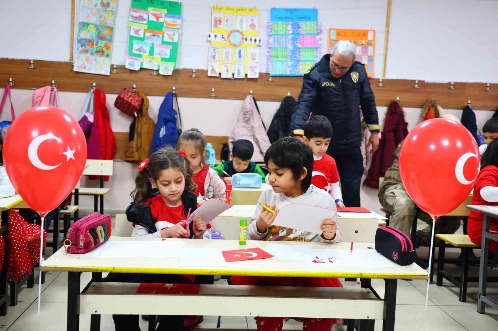 Elazığ&rsquo;da ikinci d&ouml;nemin ilk ders zili &lsquo;Bayrak Sevgisi&rsquo; ile &ccedil;aldı
