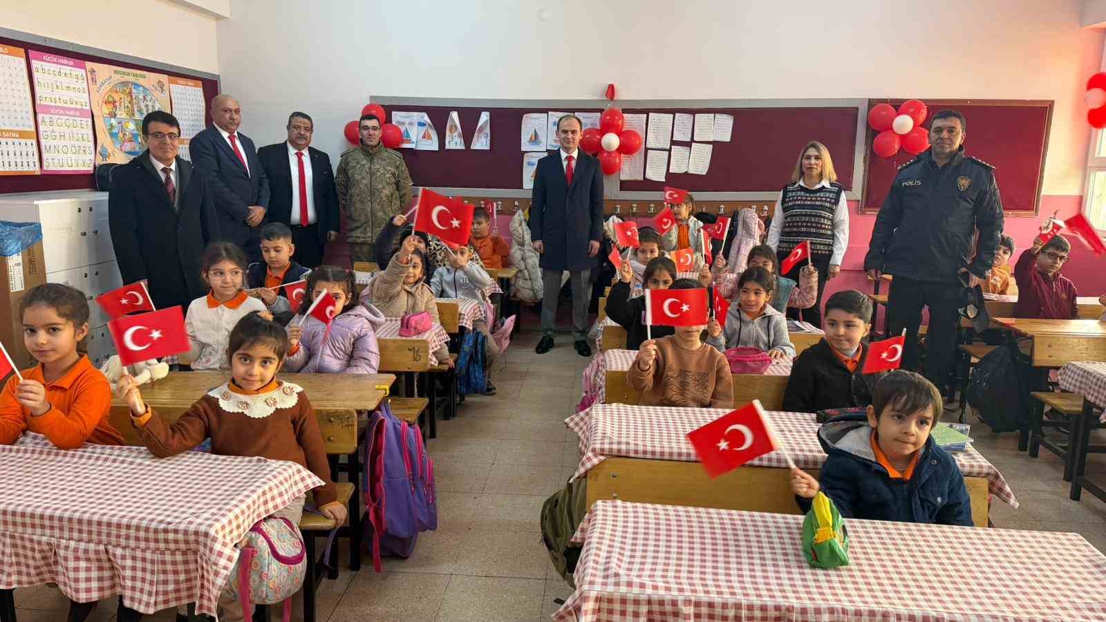 Siverek&rsquo;te okullar bayrak sevgisi temasıyla a&ccedil;ıldı
