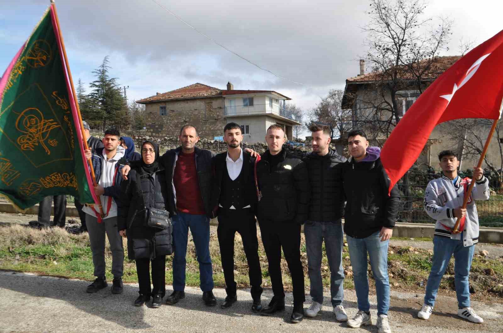 Isparta&rsquo;da asırlık sancak kaldırma ve asker uğurlama geleneği
