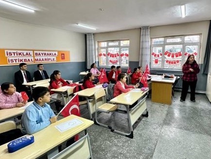 Mihalı&ccedil;&ccedil;ık&rsquo;ta ilk ders &rsquo;Bayrak Sevgisi&rsquo; oldu
