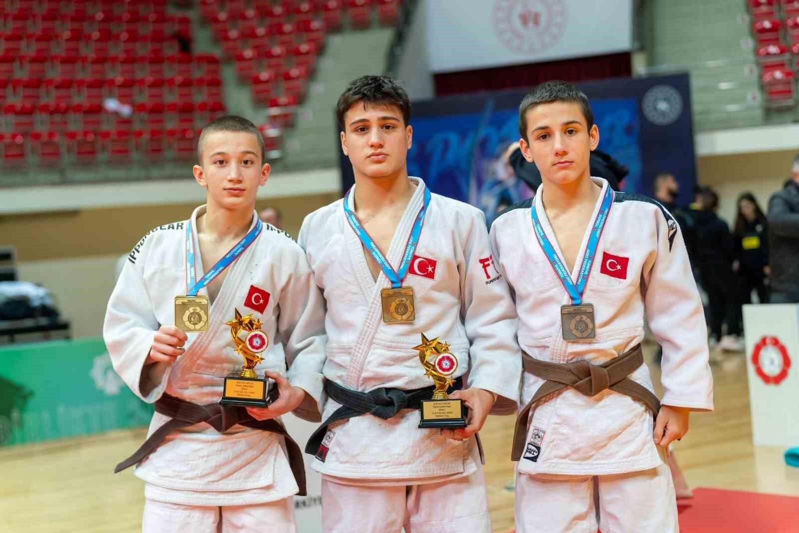 &Uuml;mraniye Belediyesi Spor Kul&uuml;b&uuml;&rsquo;nden T&uuml;rkiye Şampiyonası&rsquo;nda &ccedil;ifte altın
