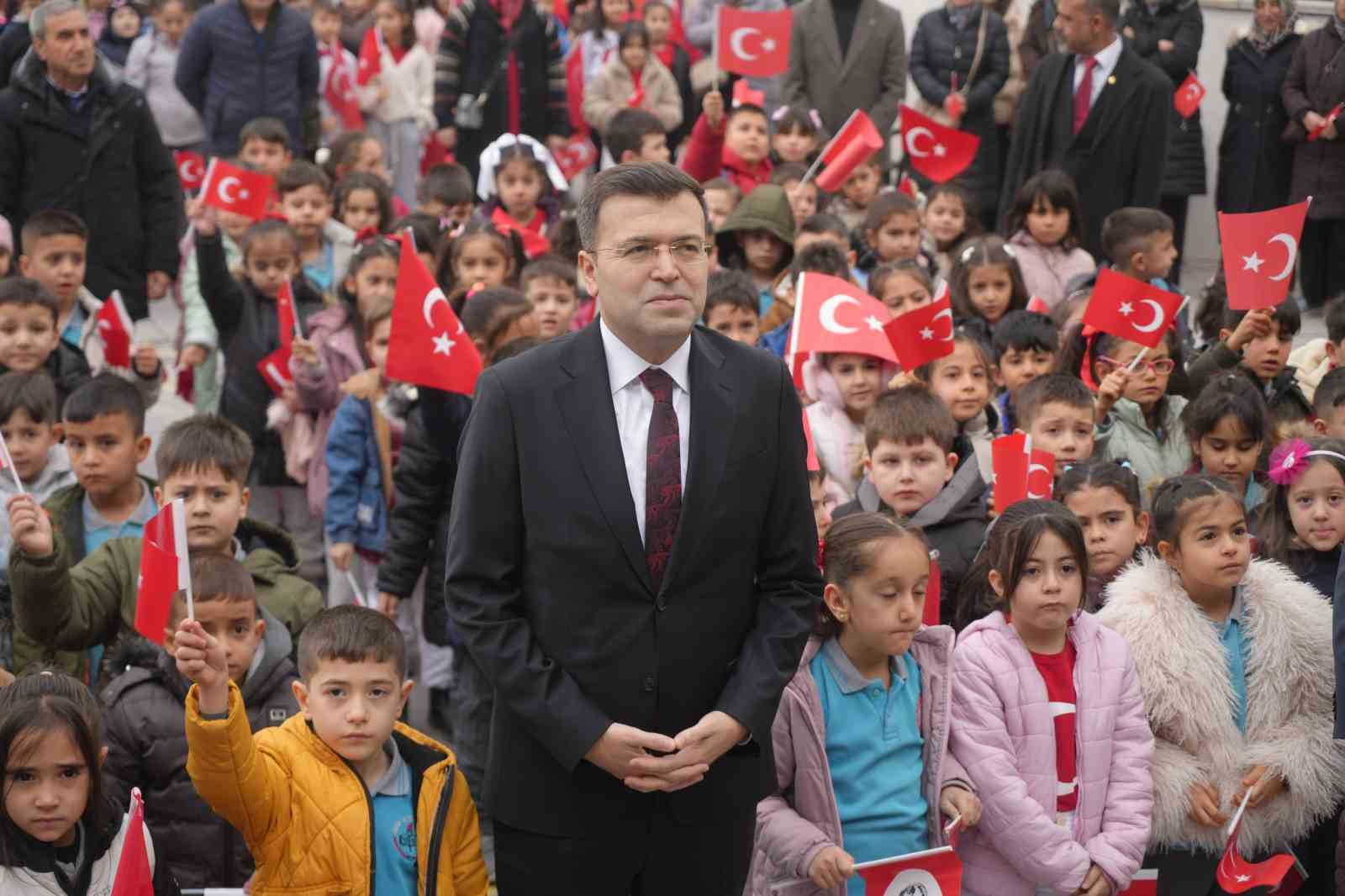 &Ouml;ğrenciler ikinci d&ouml;neme &rsquo;Bayrak Sevgisi&rsquo; temasıyla başladı
