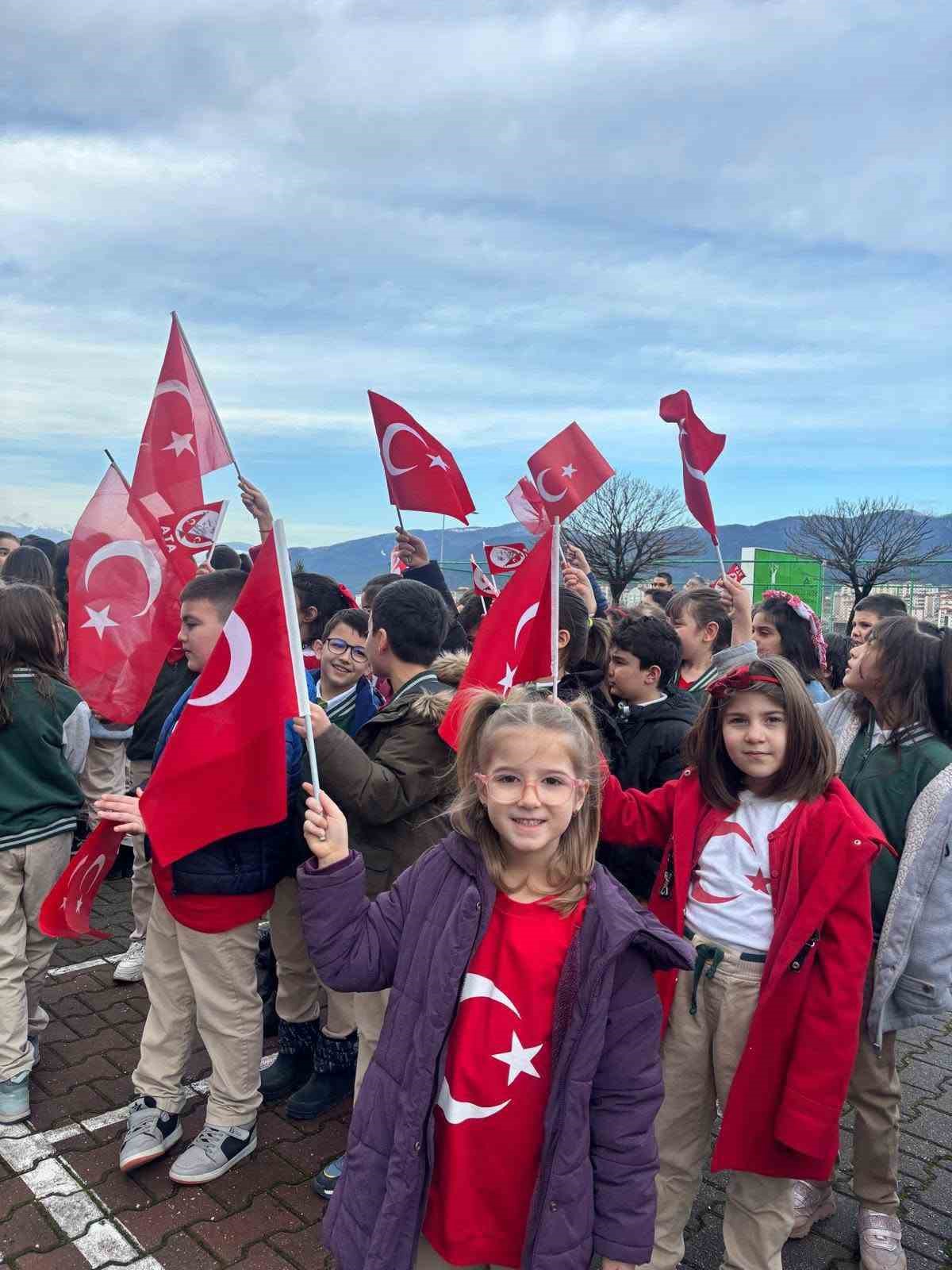 Karab&uuml;k&rsquo;te &ouml;ğrenciler ikinci d&ouml;neme T&uuml;rk bayraklarıyla başladı
