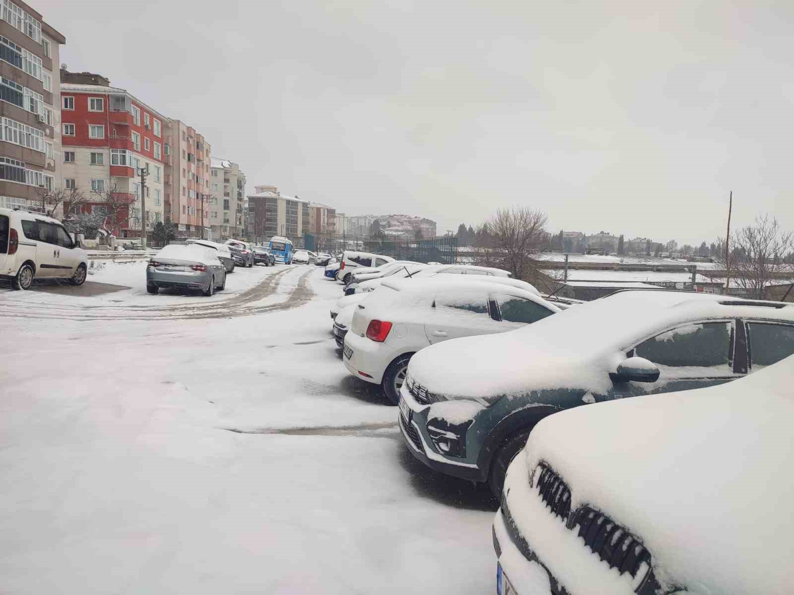 Keşan&rsquo;da etkili olan kar yağışı nedeniyle taşımalı eğitime 1 g&uuml;n ara verildi
