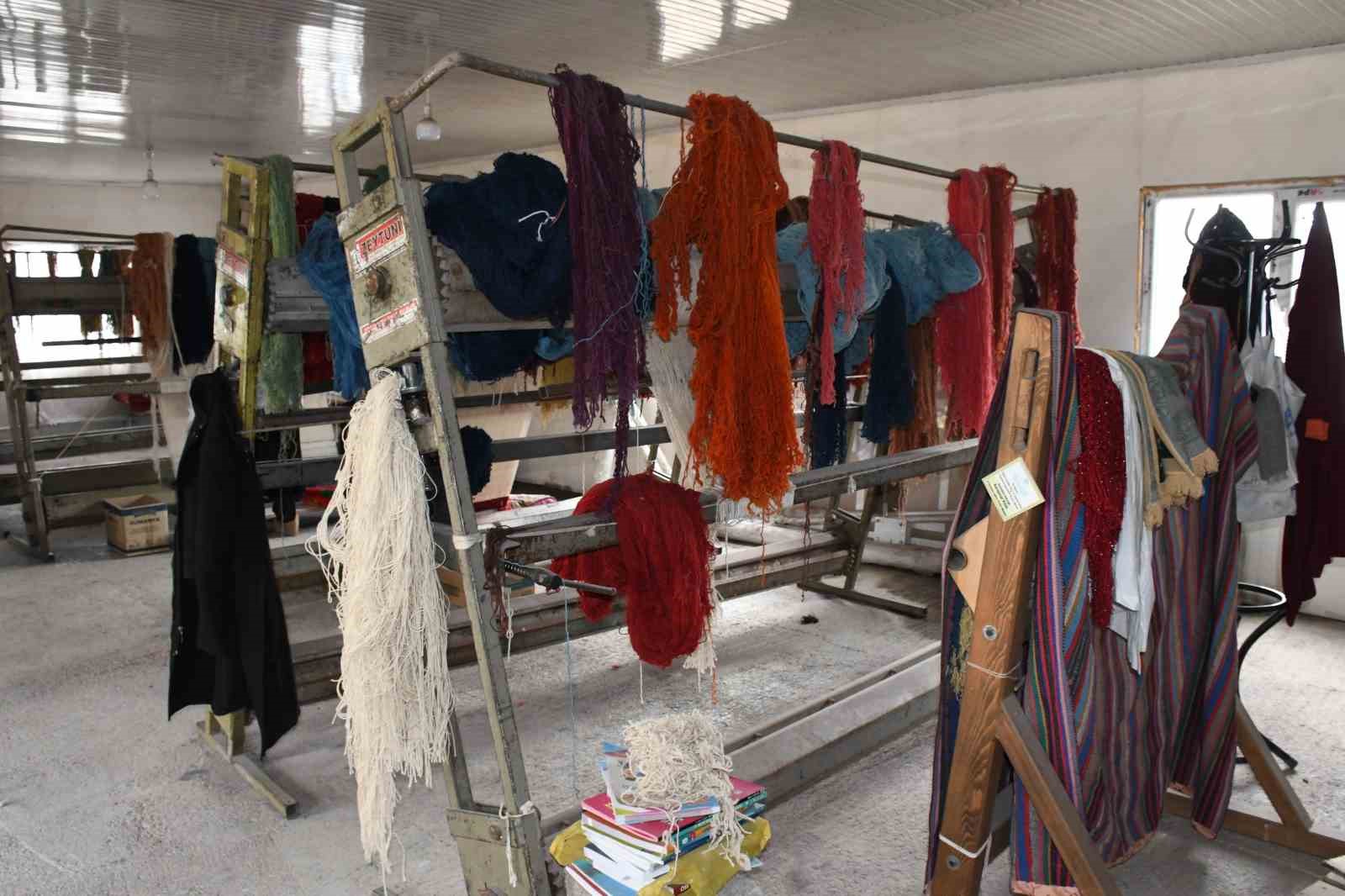 Kırgız T&uuml;rkleri k&uuml;lt&uuml;rlerini ilmek ilmek halılara dokuyor
