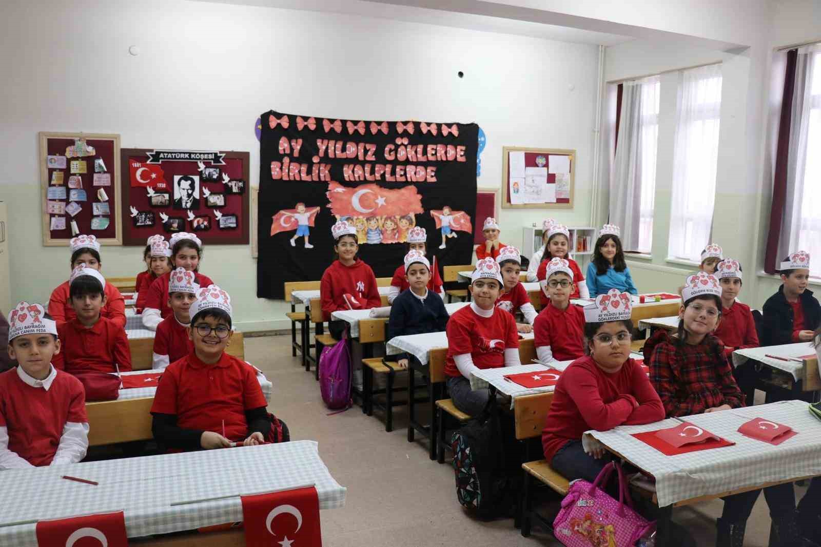 Bing&ouml;l&rsquo;de ikinci d&ouml;nemin ilk ders zili &lsquo;Bayrak Sevgisi&rsquo; ile &ccedil;aldı
