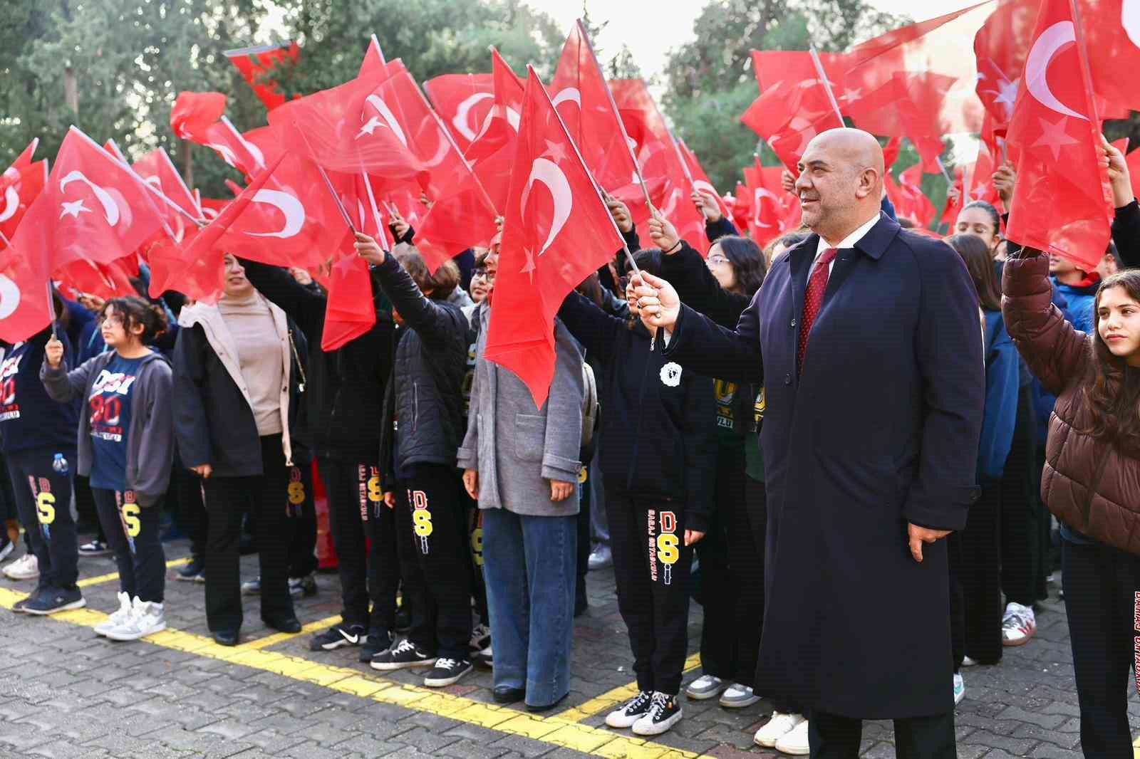 Adana&rsquo;da ilk ders &rsquo;Bayrak Sevgisi&rsquo; temasıyla işlendi
