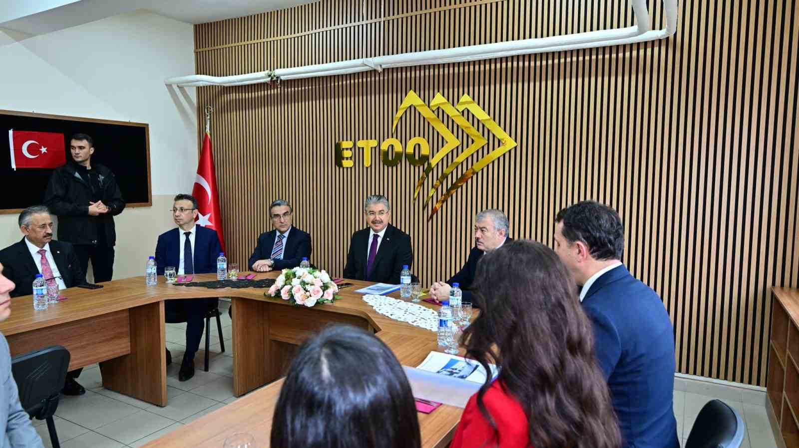 Vali Yılmaz, &ouml;ğrenciler ve &ouml;ğretmenlerle buluştu
