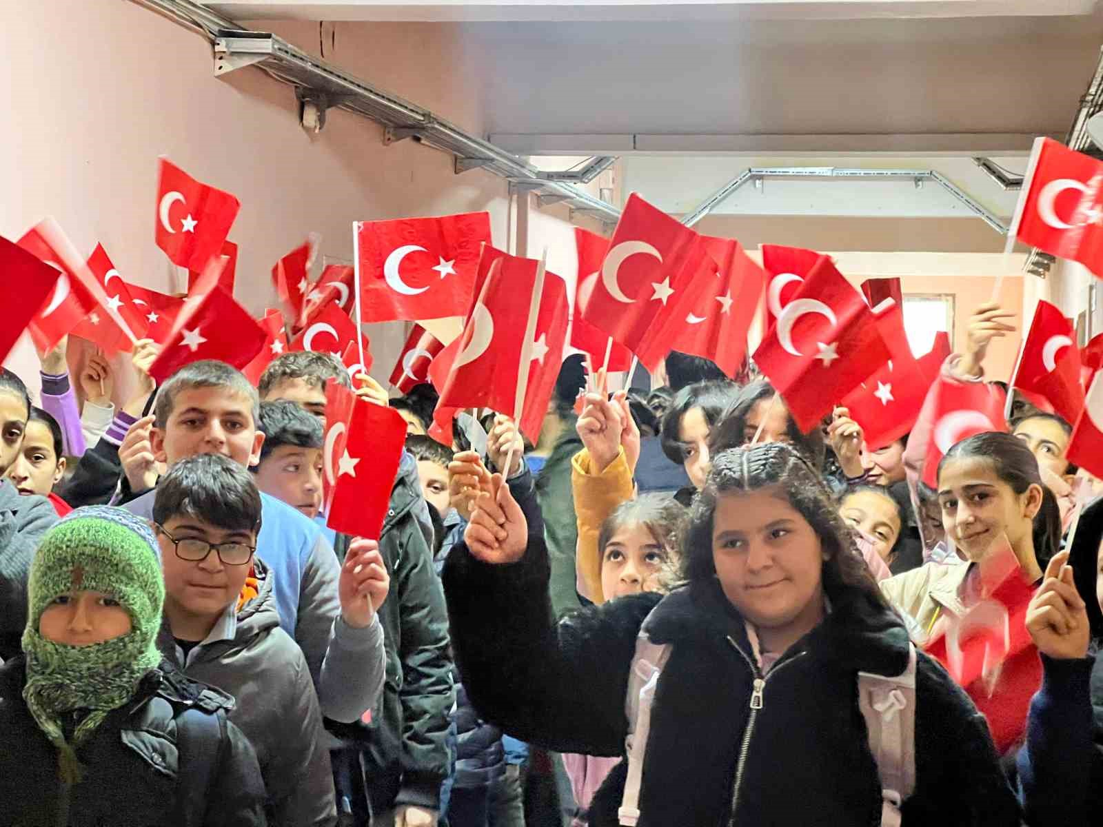 Ağrı&rsquo;da okullarda ikinci d&ouml;nem "Bayrak Sevgisi" temasıyla başladı
