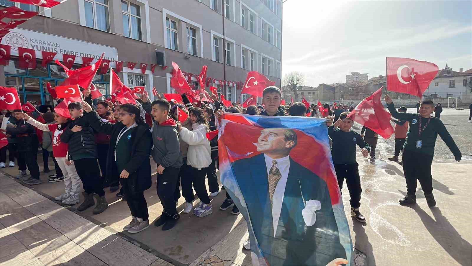 &Ouml;ğrencilerin okul heyecanı ay yıldızlı T&uuml;rk bayrağıyla ta&ccedil;landı

