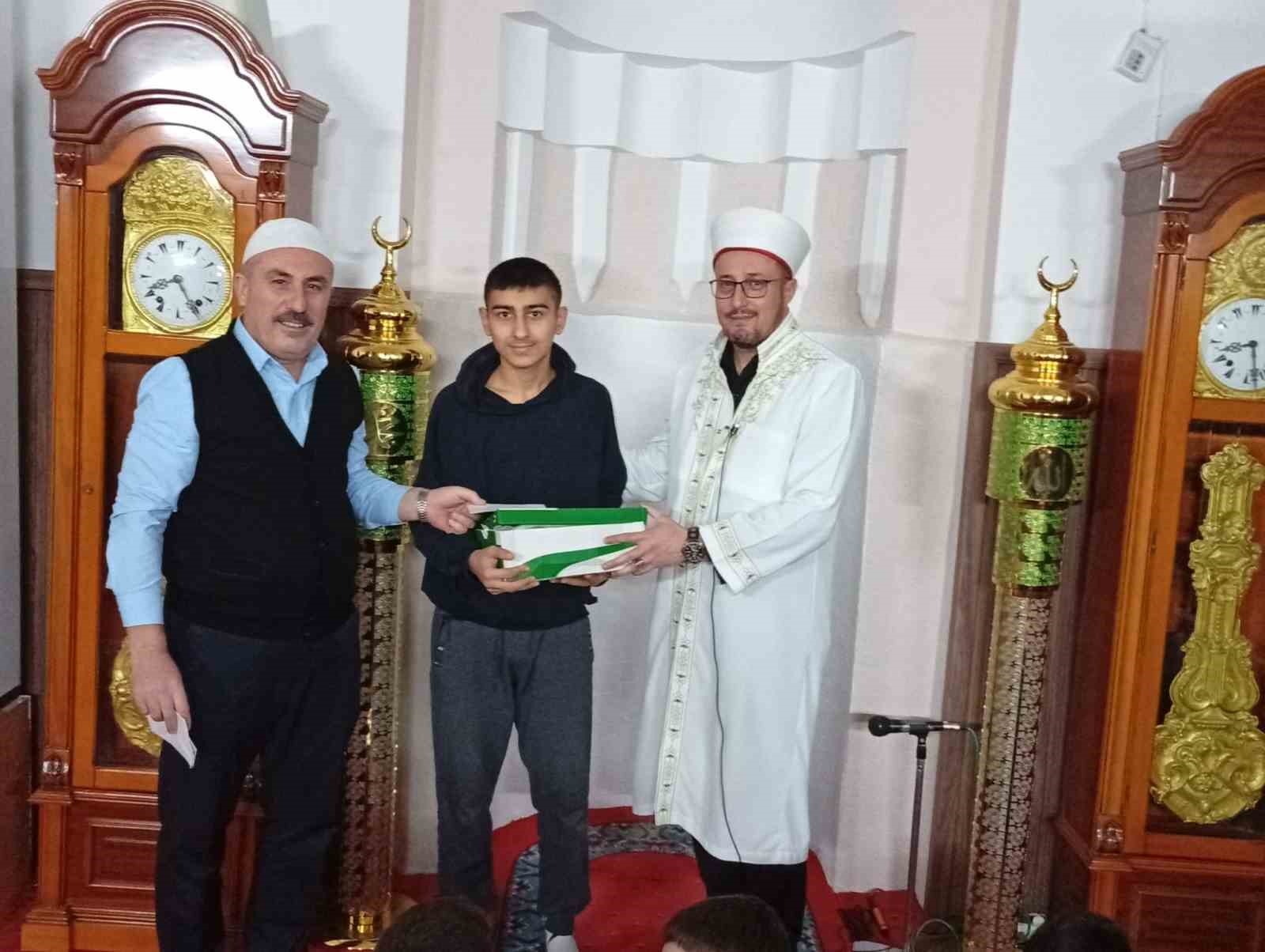 Namaza gelen &ccedil;ocuklar hediyeyle sevindirildi
