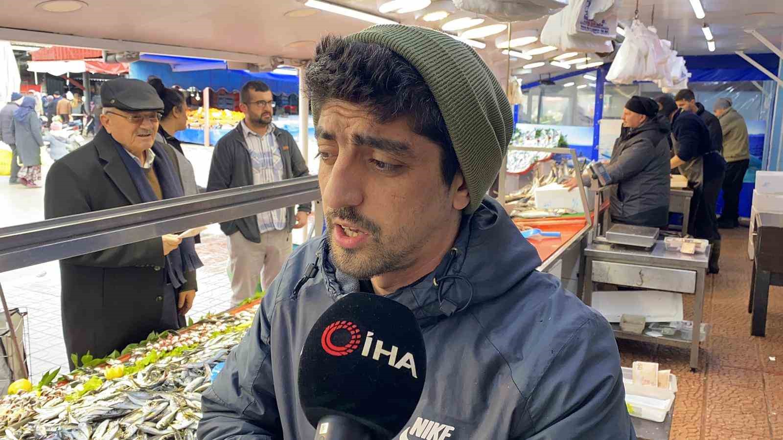 Balık tezgahlarında hamsi yok, vatandaş diğer balıklara y&ouml;neldi
