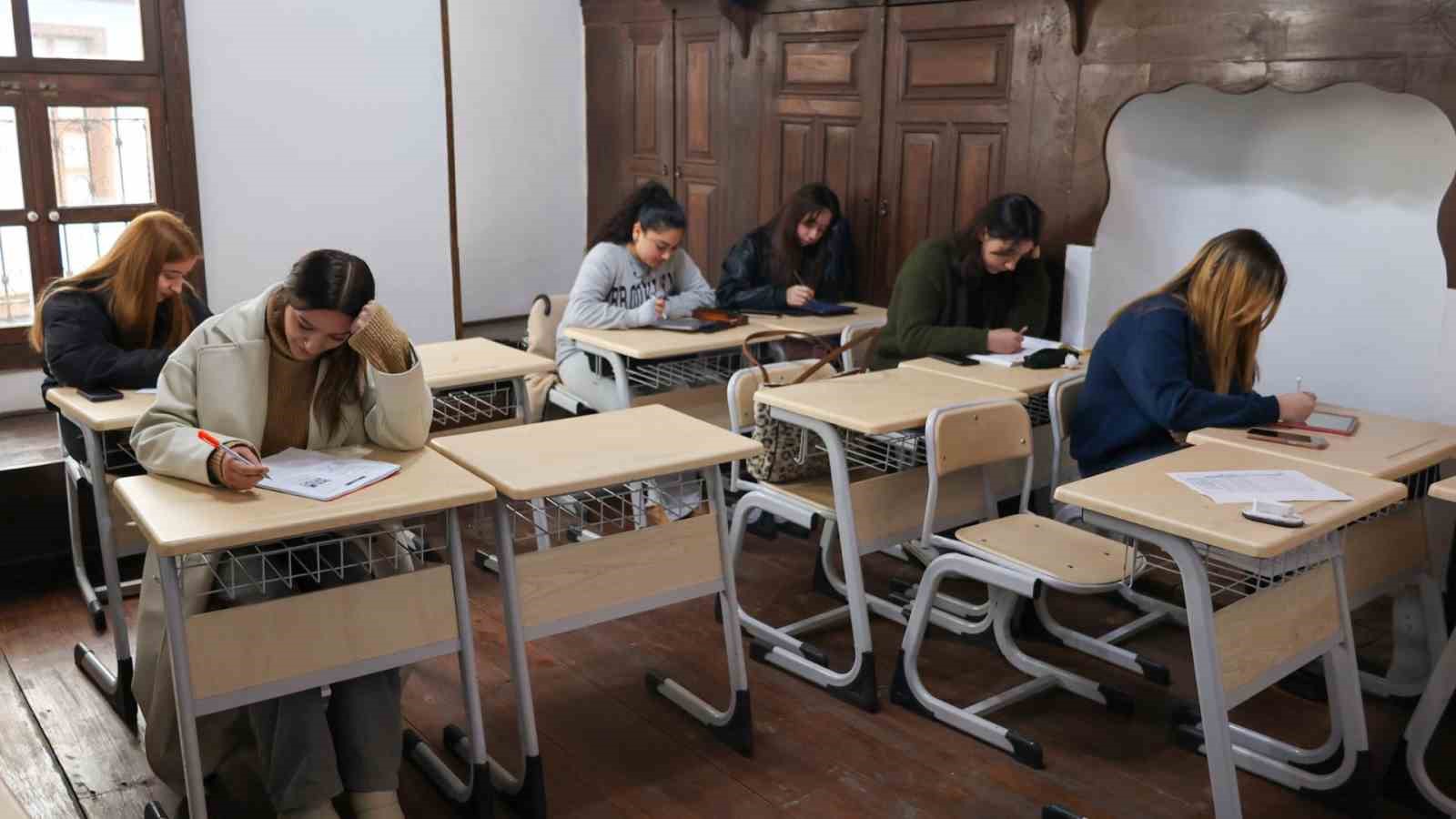 Uşak Belediyesi &ouml;ğrencileri &uuml;cretsiz &uuml;niversite sınavı i&ccedil;in kurs imkanı sağlıyor
