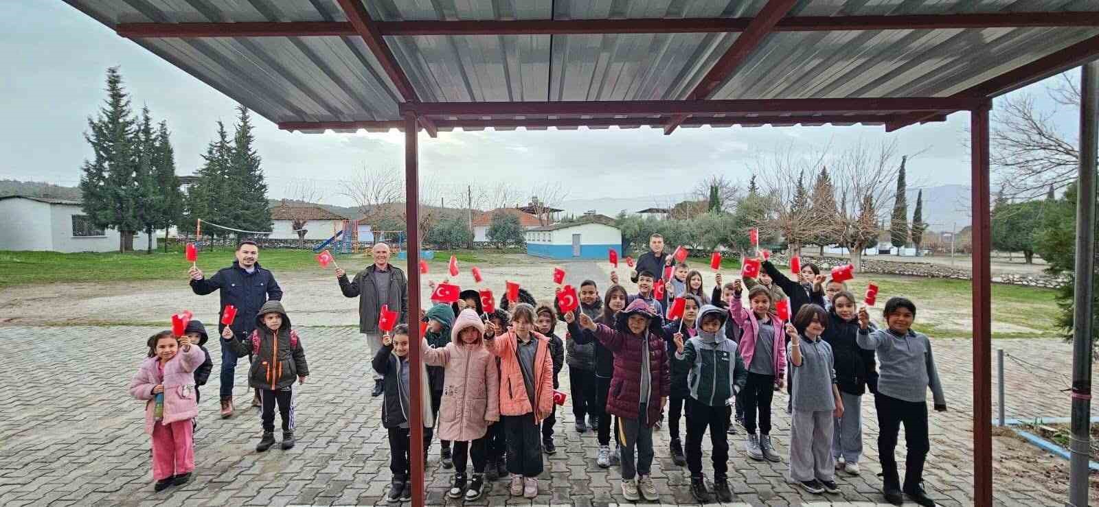 Sarıg&ouml;l&rsquo;de okullarda &rsquo;Bayrağımıza saygı ve sevgi&rsquo; etkinliği
