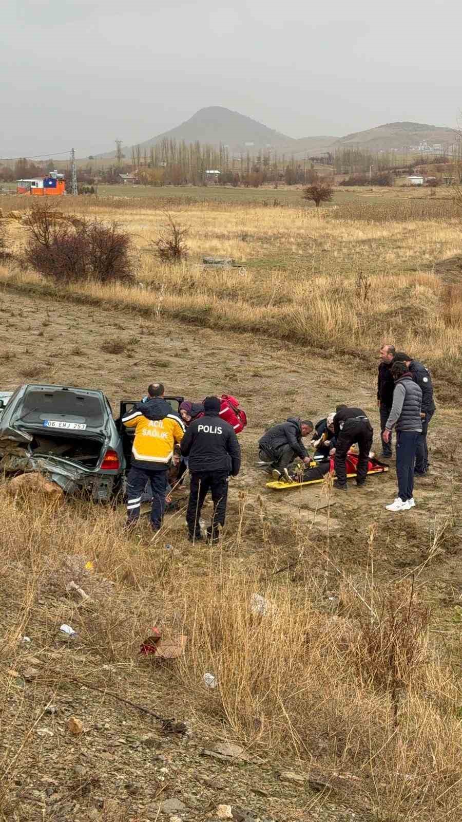 Yoldan &ccedil;ıkan l&uuml;ks ara&ccedil; şarampole devrildi: 3 yaralı
