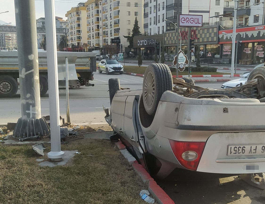 Malatya&rsquo;da iki otomobil &ccedil;arpıştı: 5 yaralı
