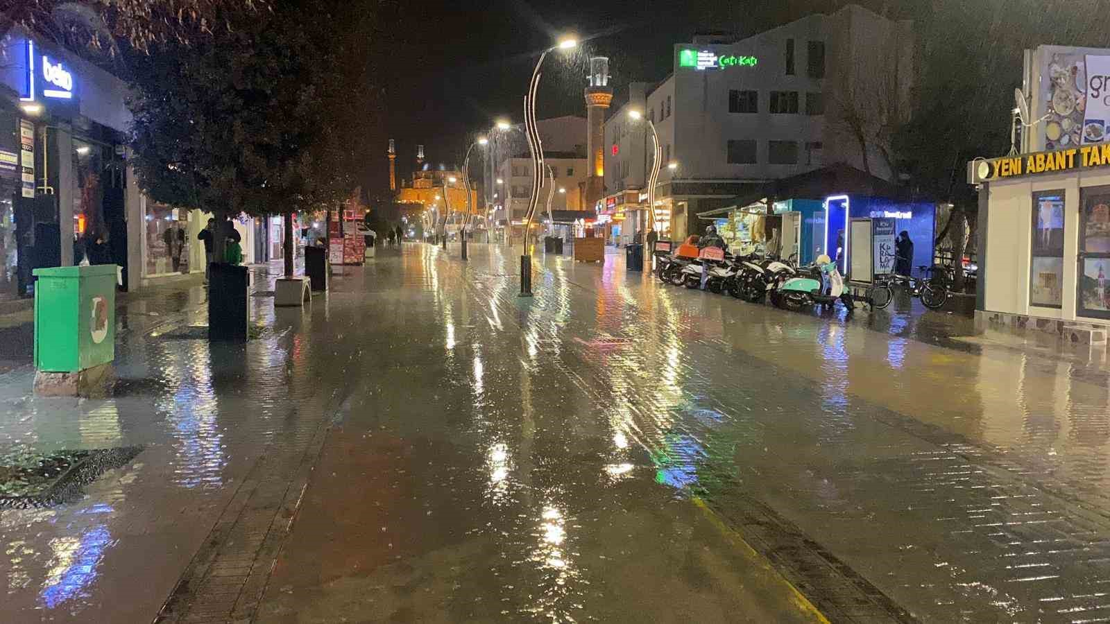 Bolu&rsquo;da sağanak yağış etkili oluyor
