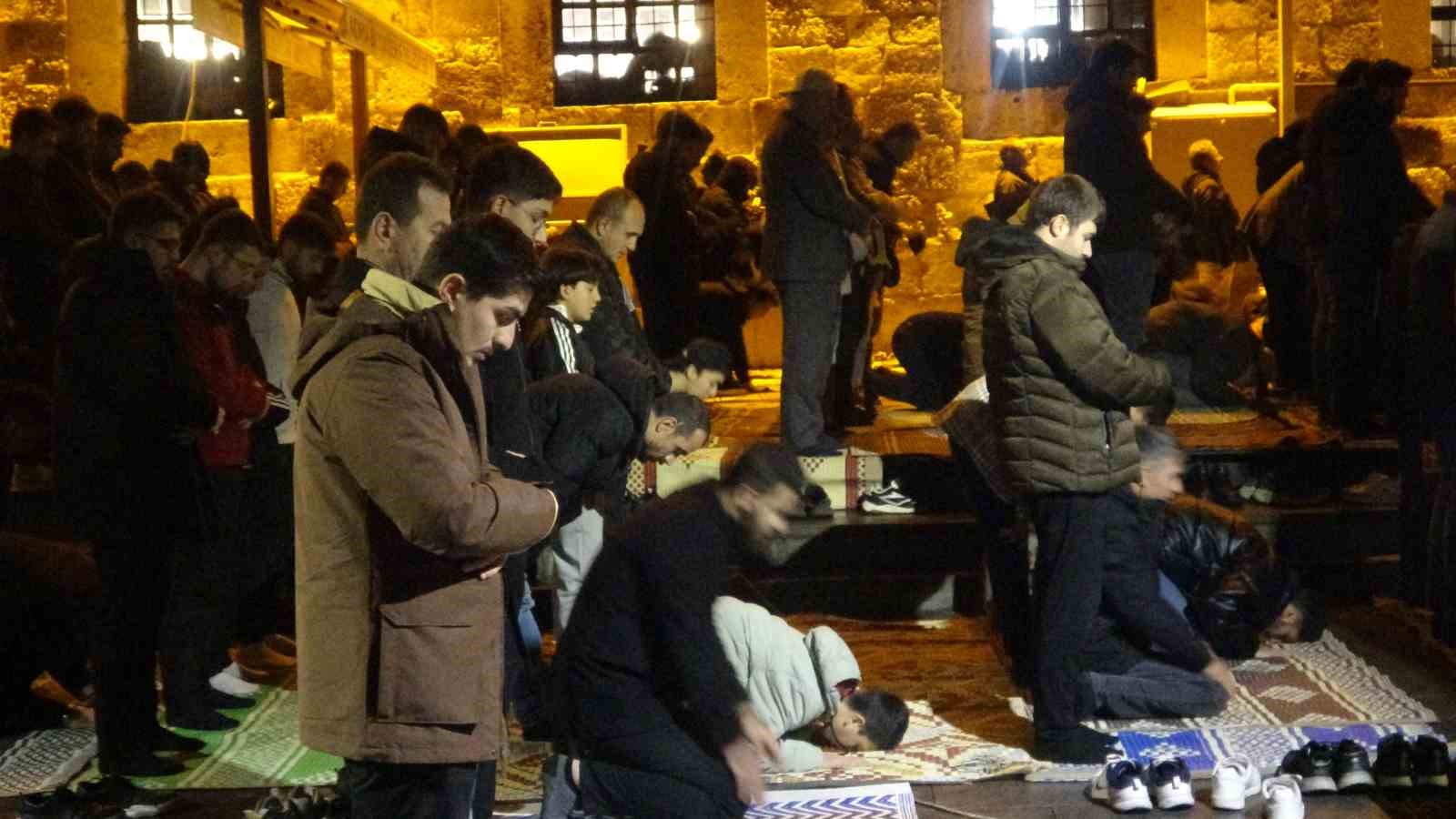 Konya&rsquo;da Berat Kandili coşkusu
