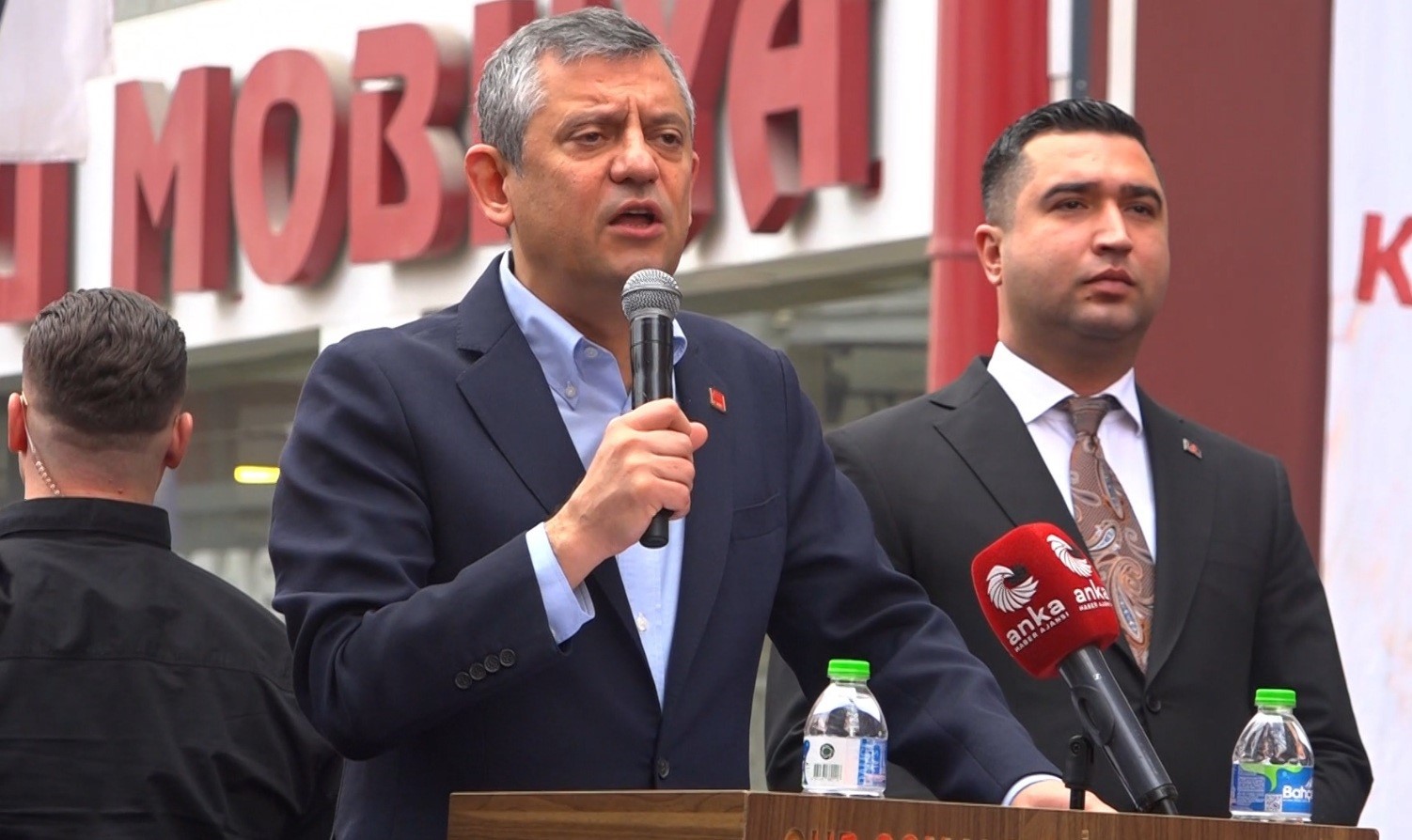 &Ouml;zg&uuml;r &Ouml;zel Osmaniye&rsquo;de depremzedelerle bir araya geldi
