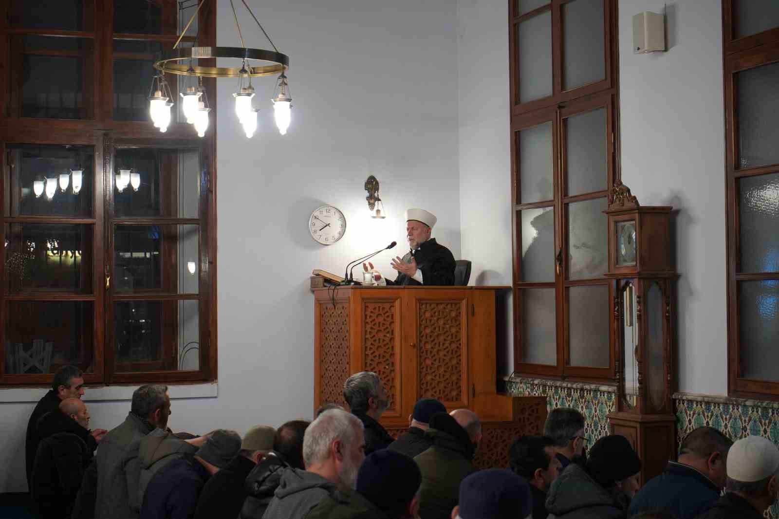 Sakarya&rsquo;da Berat Kandili&rsquo;nde vatandaşlar camileri doldurdu
