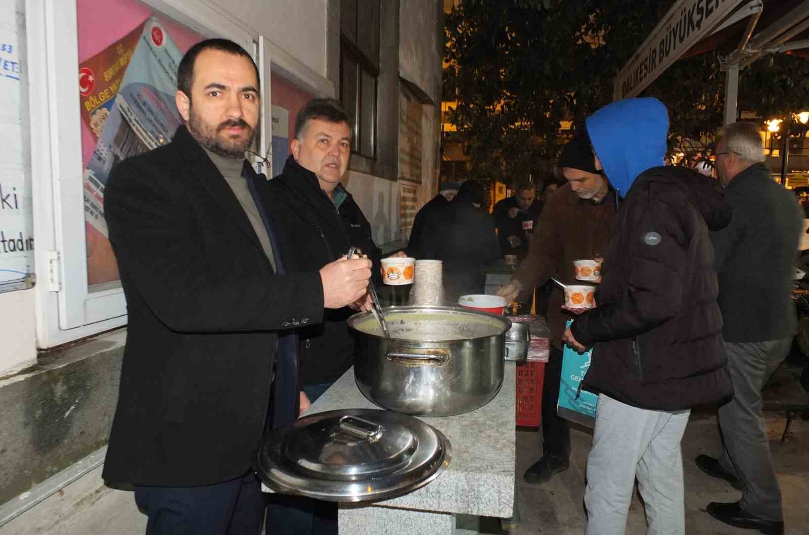 Burhaniye&rsquo;de T&uuml;rkiye Gen&ccedil;lik Vakfından Sabah Namazı Buluşması d&uuml;zenledi
