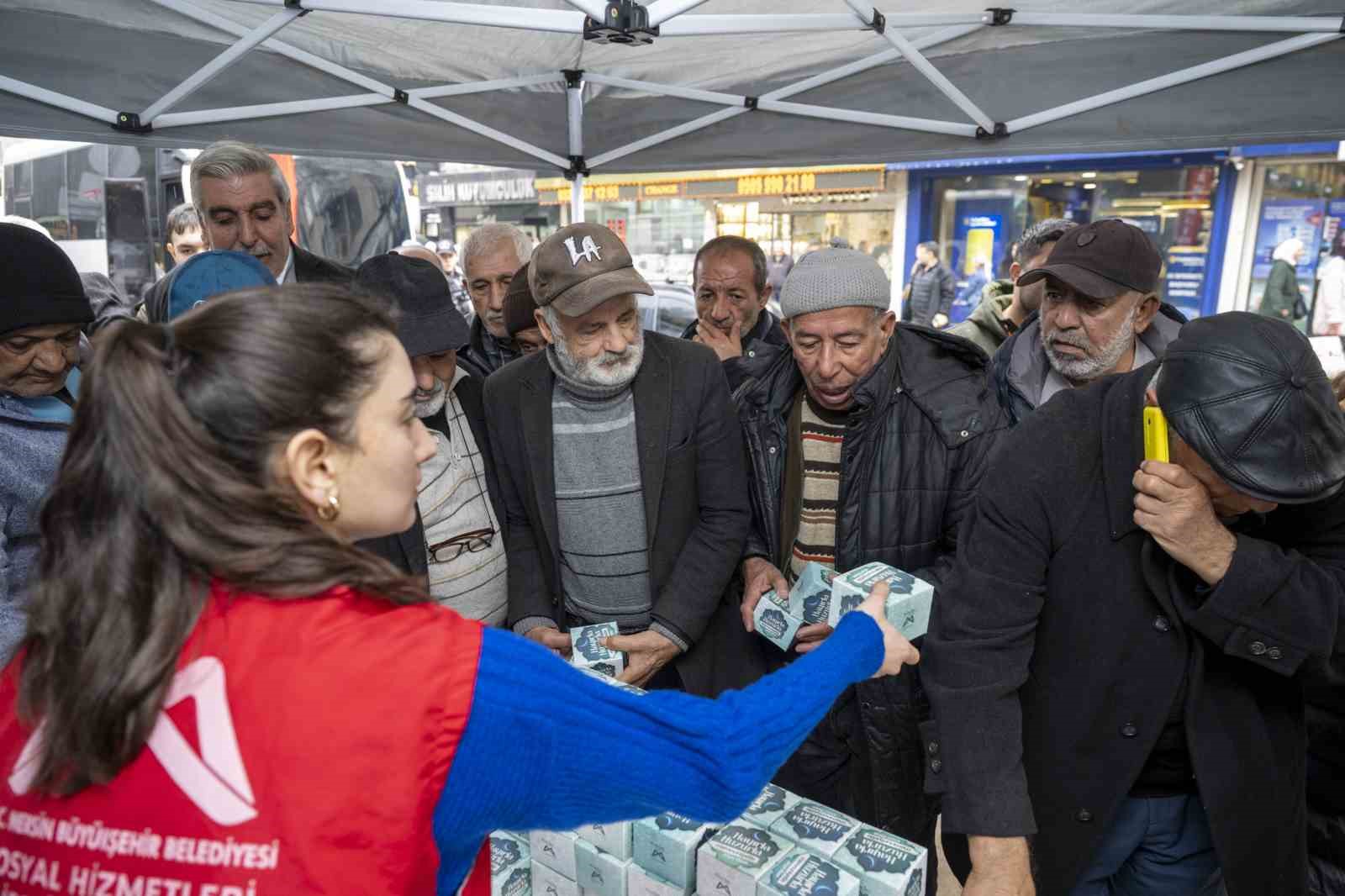 Mersin&rsquo;de Berat Kandilinde 15 bin kandil simidi dağıtıldı
