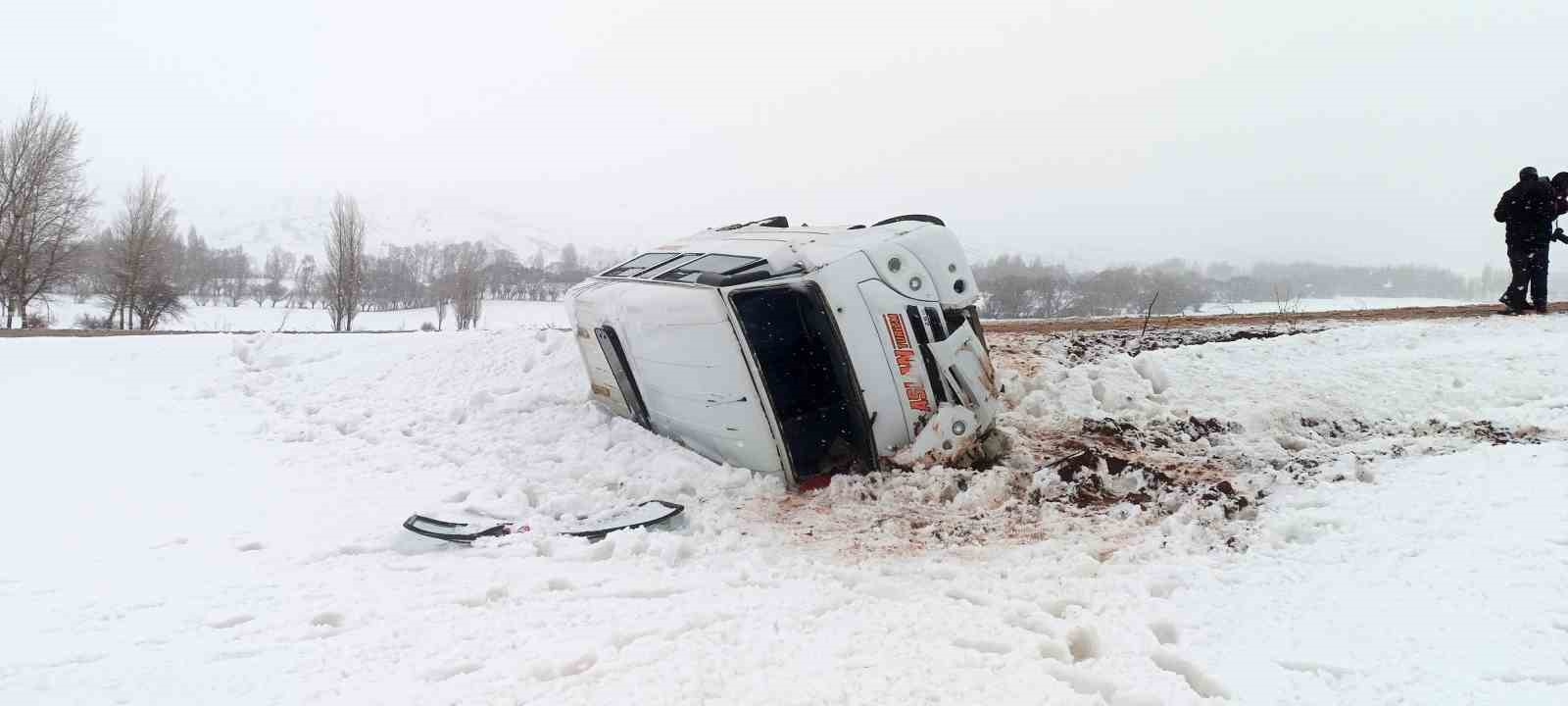 &Ouml;ğrenci servisi devrildi: 10 yaralı
