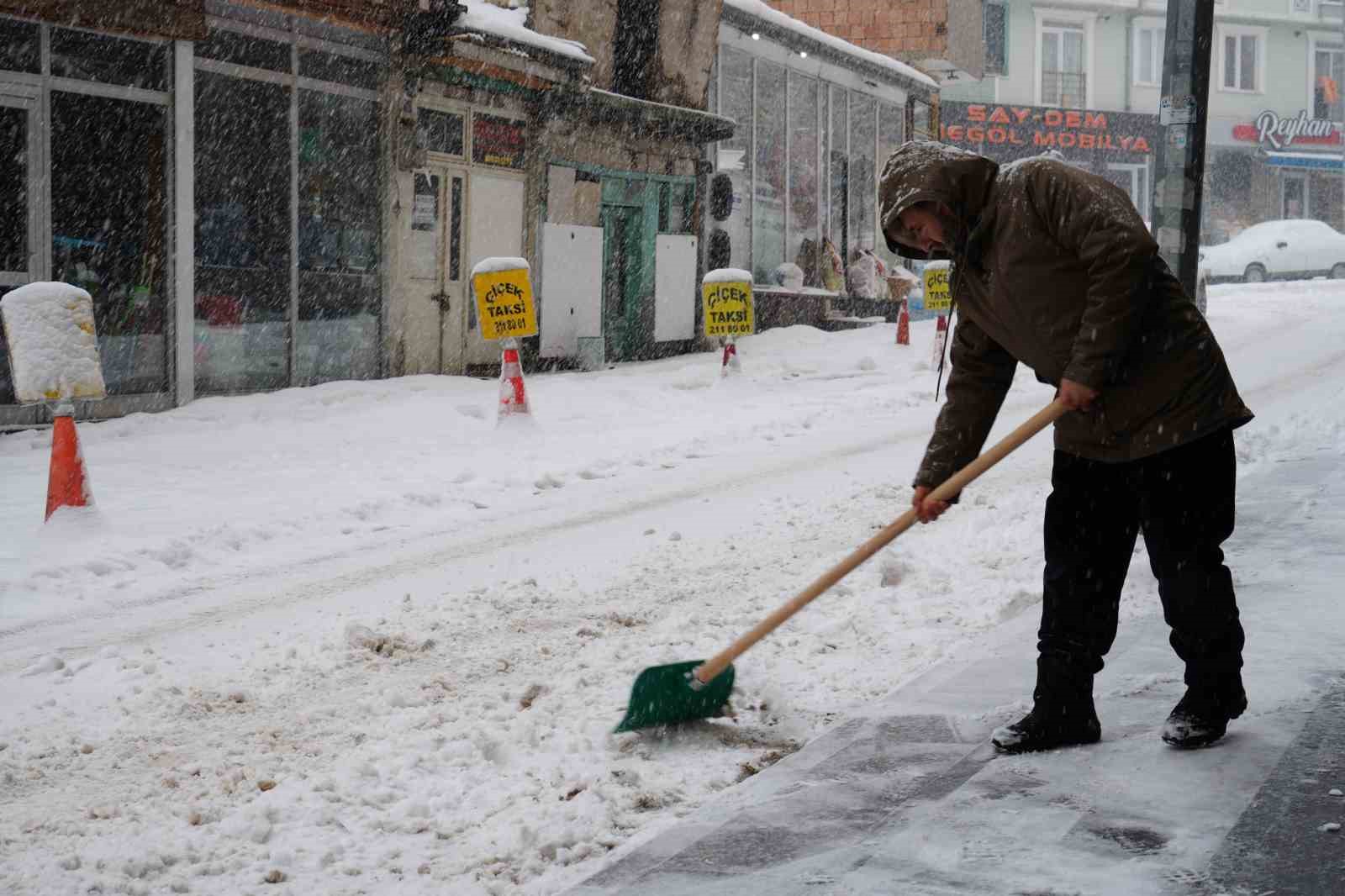 Bayburt&rsquo;ta lapa lapa kar yağışı etkili oluyor
