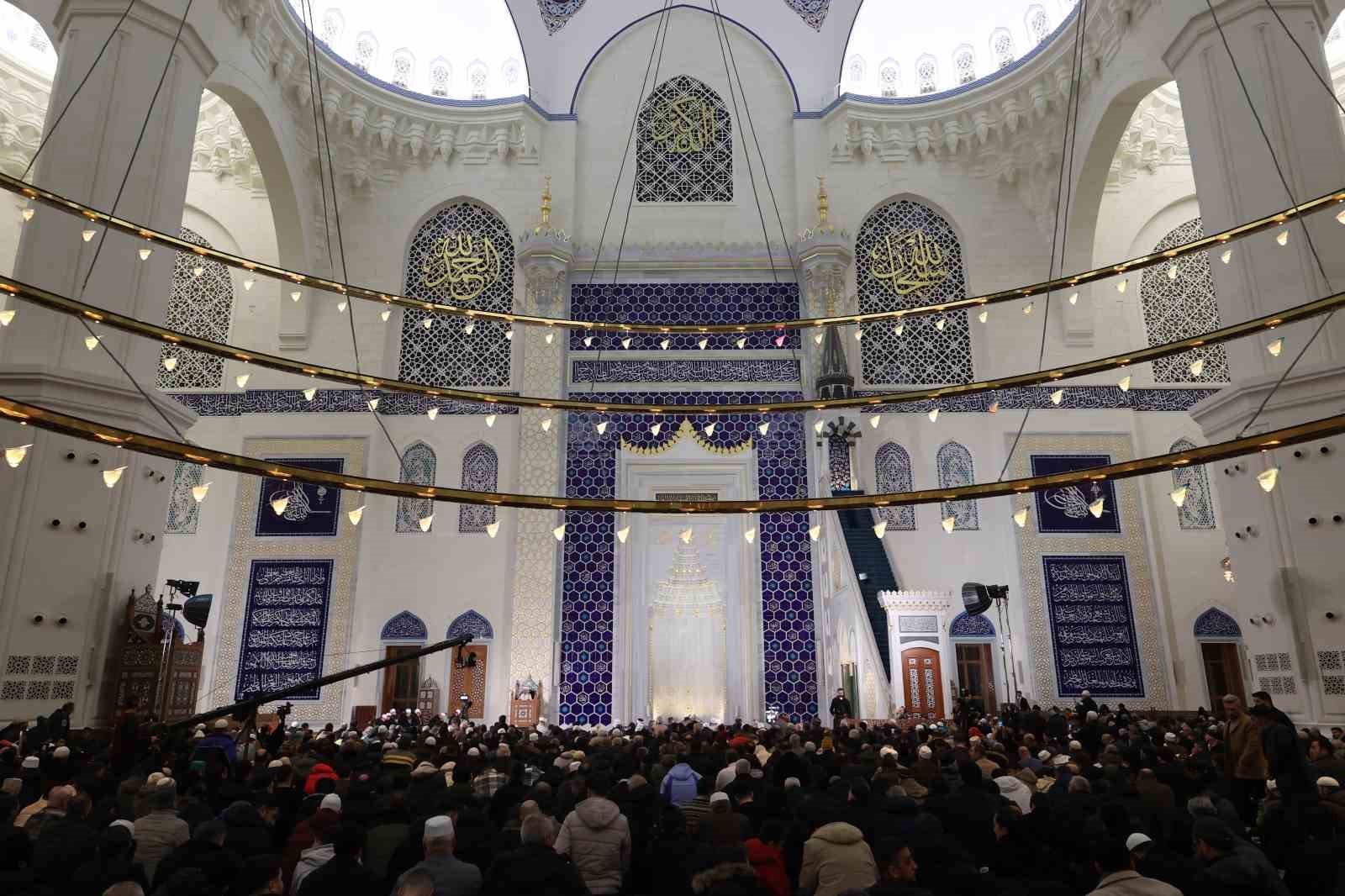 Berat Gecesi t&uuml;m yurtta dualarla idrak edildi
