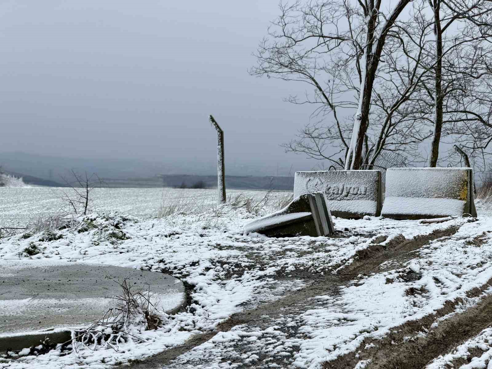 İstanbul&rsquo;un y&uuml;ksek kesimlerinde kar etkili oldu
