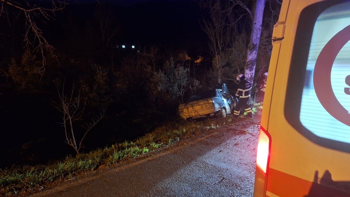 Şarampole devrilen otomobil hurdaya d&ouml;nd&uuml;
