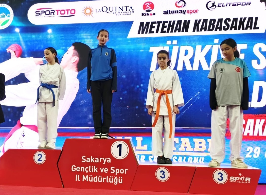 Kartepeli karateciler Sakarya’dan 6 madalyayla döndü