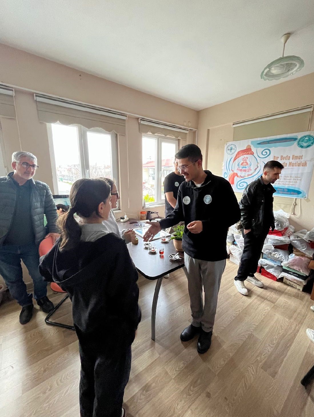 Burhaniye&rsquo;de ihtiya&ccedil; sahibi &ouml;ğrencilere kışlık destek sağlandı

