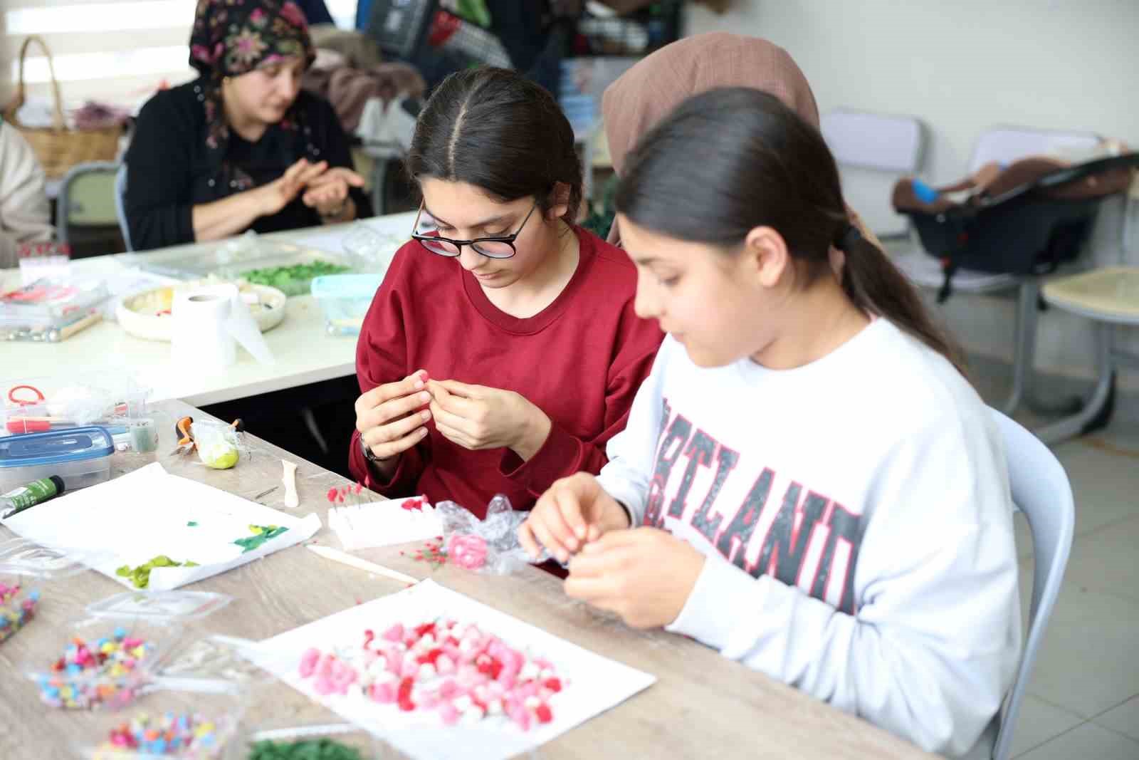 K&uuml;lt&uuml;r ve Sanat Evleri gen&ccedil;leri &uuml;retime kazandırıyor
