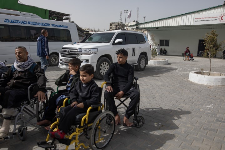 Refah'ın &ccedil;ift y&ouml;nl&uuml; a&ccedil;ılışının ilk g&uuml;n&uuml;nde 12 kişi Mısır'a ge&ccedil;ti