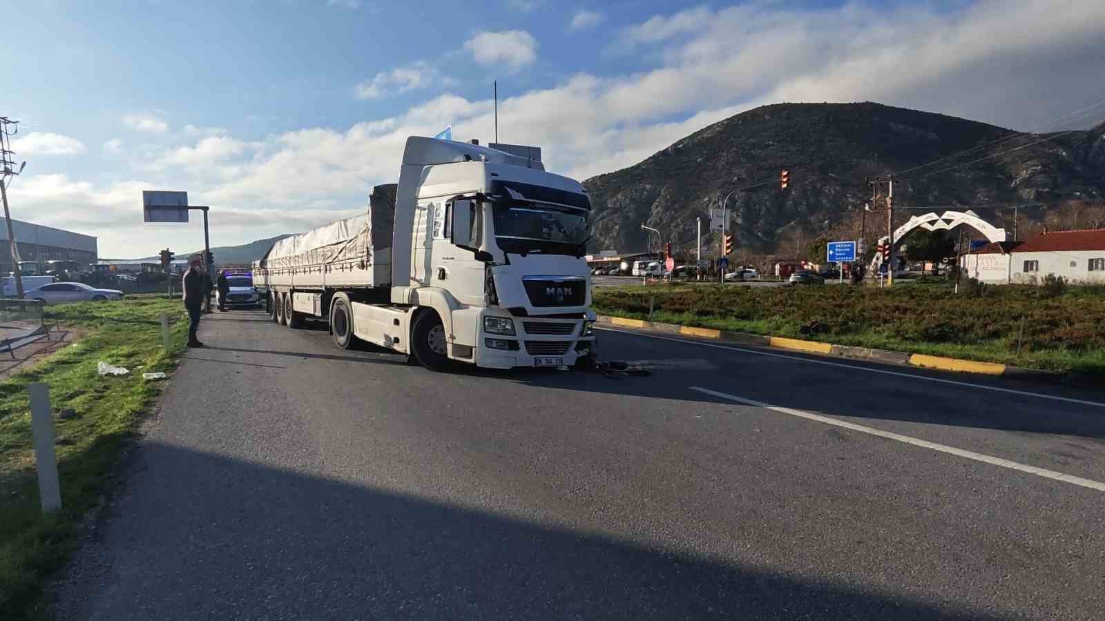 Kırkağa&ccedil;&rsquo;ta iki tır &ccedil;arpıştı: 1 yaralı
