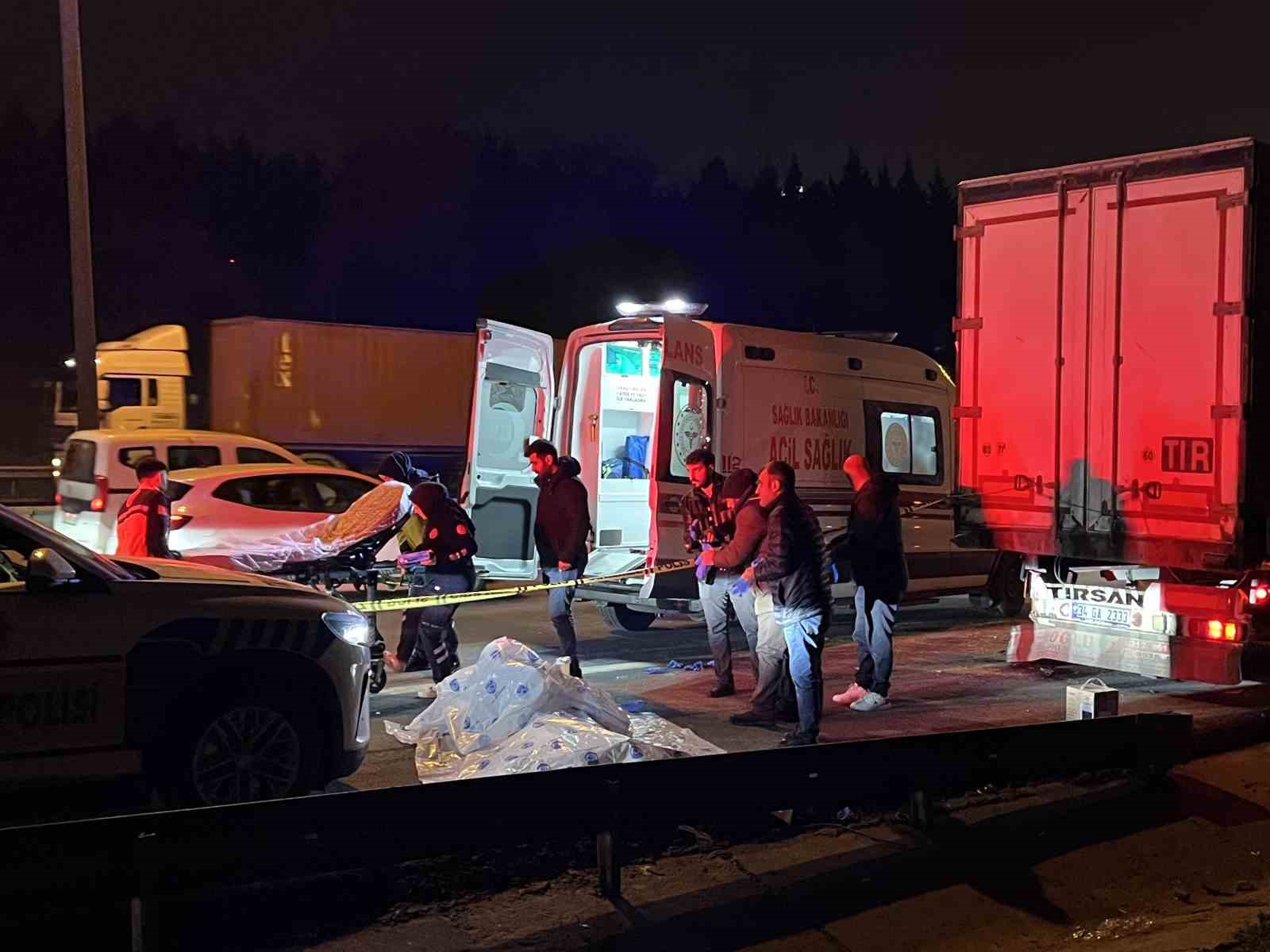 Başakşehir TEM&rsquo;de arızalanan tıra &ccedil;arpan motosikletli hayatını kaybetti
