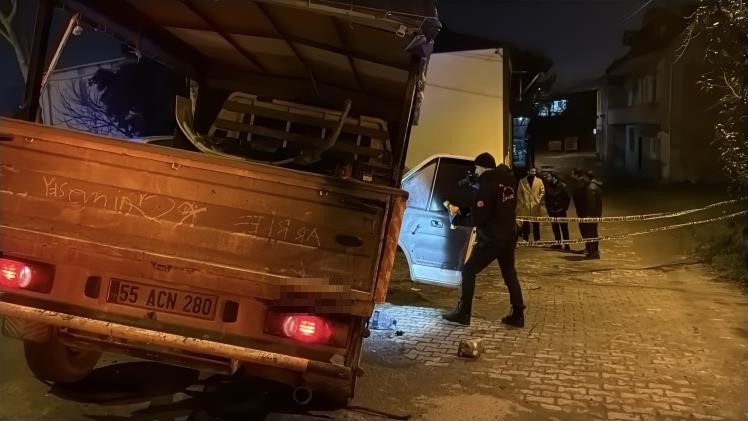 Akıl almaz kaza: Kamyonetler &ccedil;arpıştı, savrulan stepne yayayı ağır yaraladı
