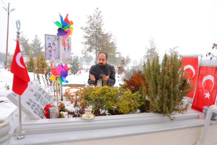 Depremde eşi ve 2 &ccedil;ocuğunu kaybeden baba: 