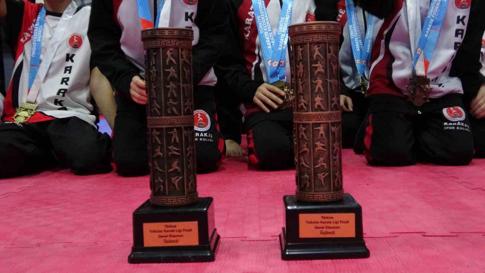 Eski boks&ouml;r babanın minik sporcu &ccedil;ocukları karatede T&uuml;rkiye zirvesine &ccedil;ıktı
